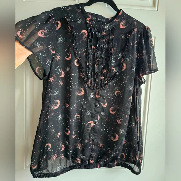 Torrid 0 Black Stars and Moon Print Chiffon Banded Top with Mandarin Collar- EUC - Picture 4 of 9